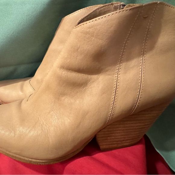 Eileen Fisher supple, crany leather ankle boots. - Picture 3 of 10